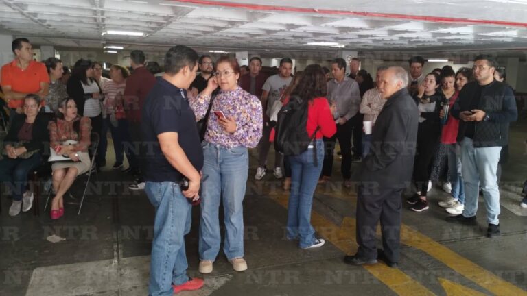 Mantienen trabajadores manifestación en Poder Legislativo