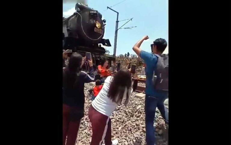 Muere al intentar tomarse selfie con histórica locomotora