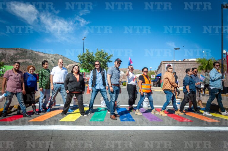 Pintan paso peatonal con colores de la diversidad sexual