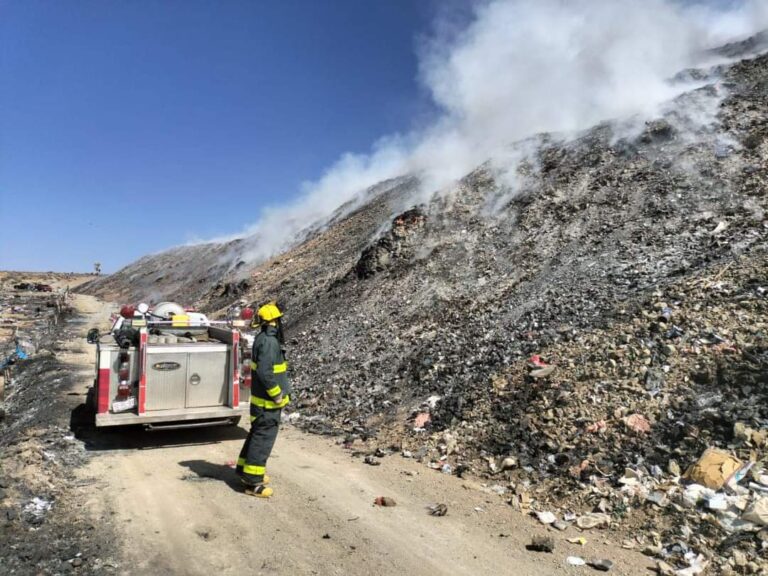 Provocan incendio en basurero de Moyahua
