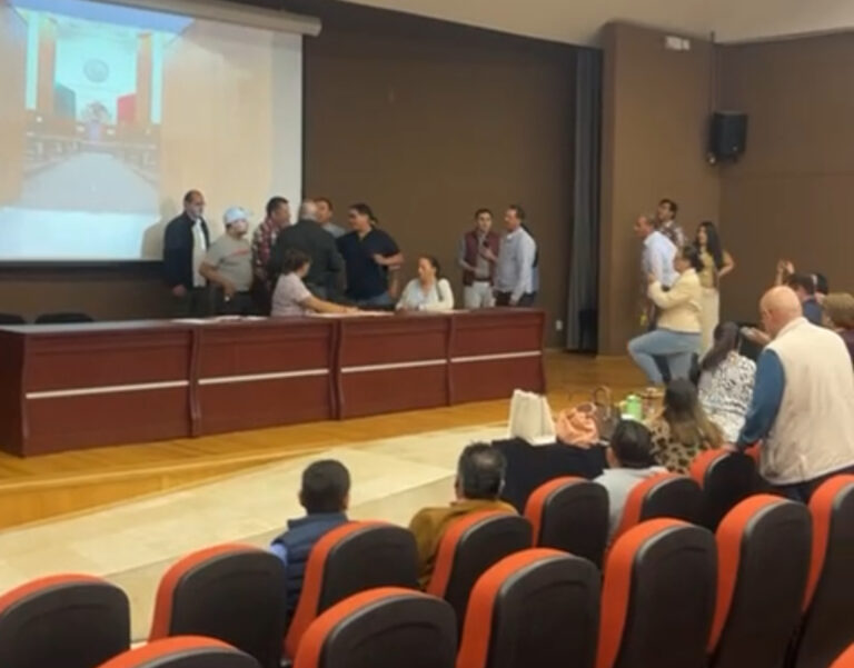 Irrumpen trabajadores en sede legislativa alterna
