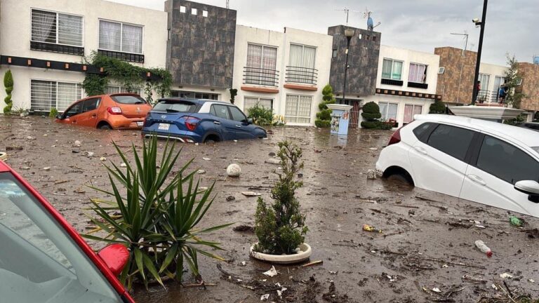 Se desborda canal en San Martín Cuautlalpan, en Chalco