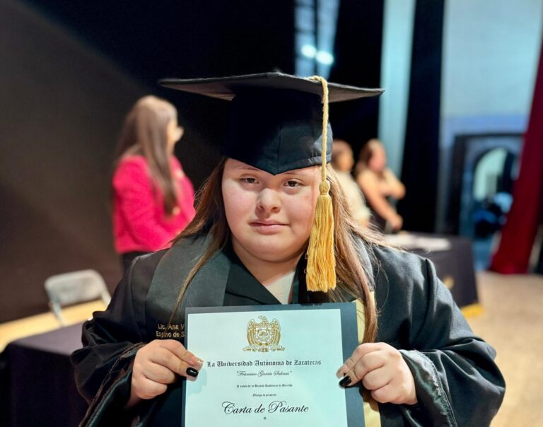 Se gradúa en Derecho primera mujer con síndrome de down
