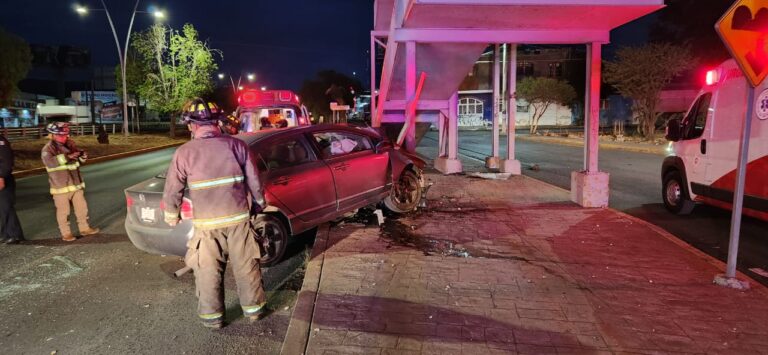 Se impacta contra puente peatonal en Guadalupe