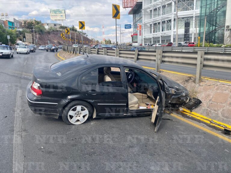 Sufre automovilista aparatoso accidente; abandona vehículo