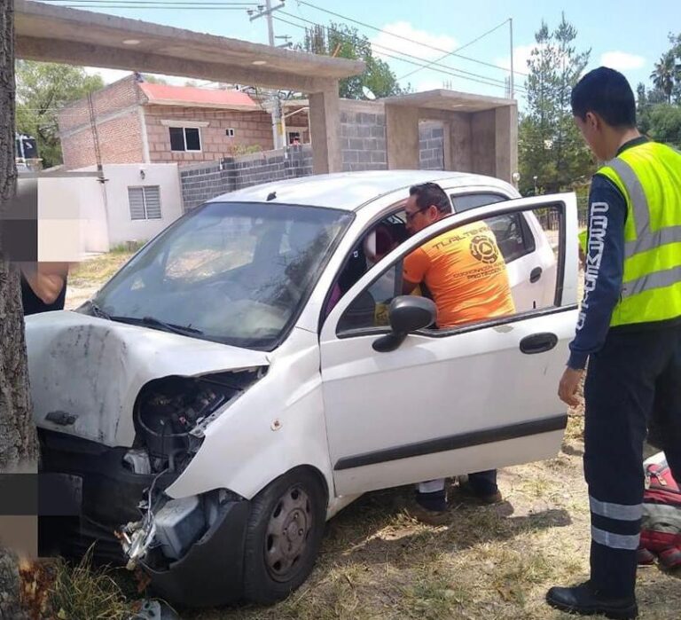 Conductora choca contra un árbol y termina en el hospital