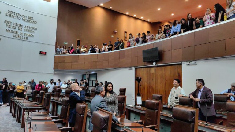 Toman trabajadores la Legislatura