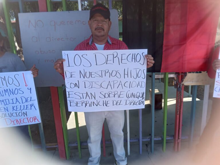 Toman padres de familia Centro de Atención Múltiple número 12