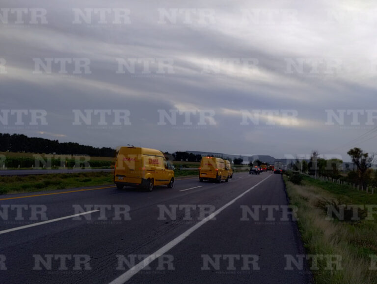 Vuelca tráiler con refresco