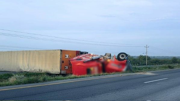 Vuelca tráiler en carretera federal 54