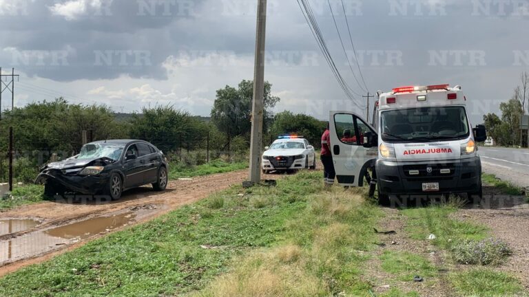 Dos jóvenes sufren accidente cerca de comunidad Nuevo Día