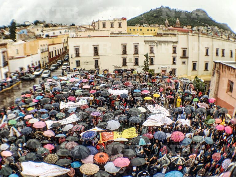 Marchan sindicatos; protestan por reforma a la Ley del Issstezac