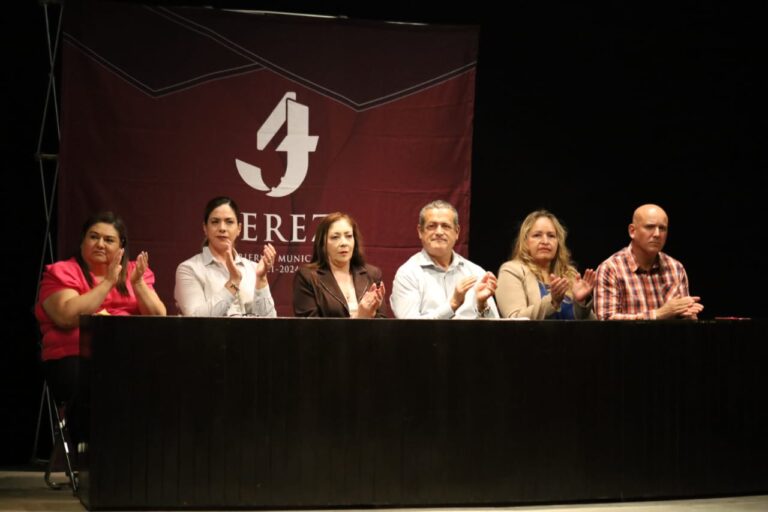 Entregan becas a niños jerezanos