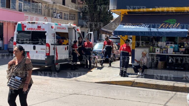 Atienden paramédicos a adulto mayor que cayó de su bicicleta en Fresnillo