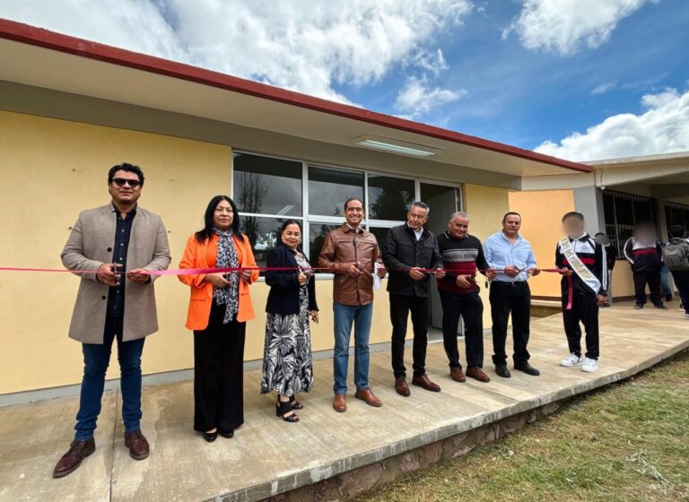 Entrega Pepe Saldívar aula de usos múltiples en escuela de Tacoaleche