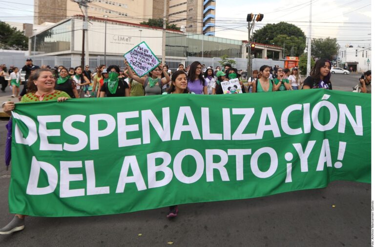 Exigen también colectivas despenalizar aborto en Jalisco