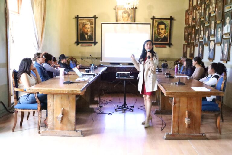 Imparten charla informativa sobre violencia contra mujeres