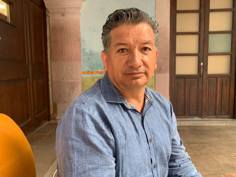 Impiden manifestantes trabajos de entrega recepción