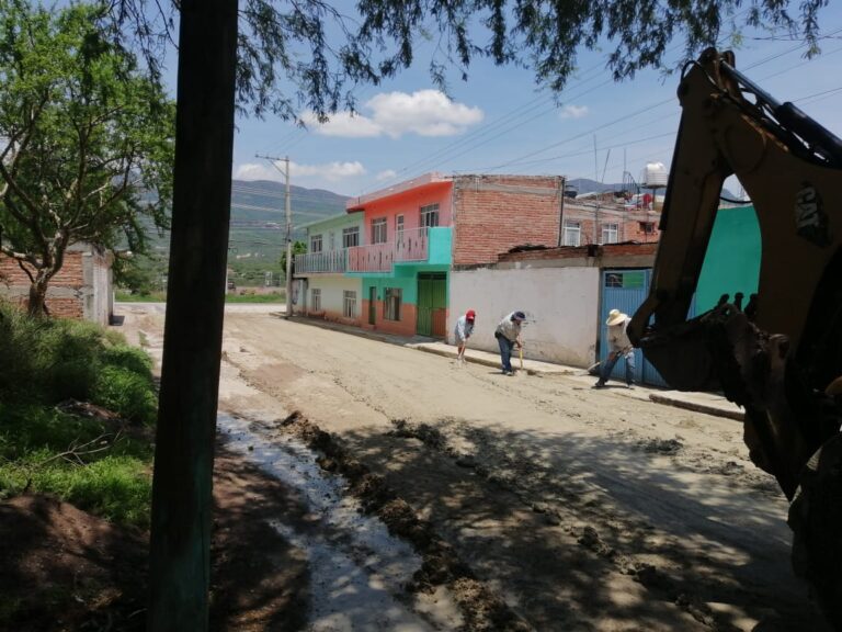 Limpian calles de Juchipila tras lluvia atípica