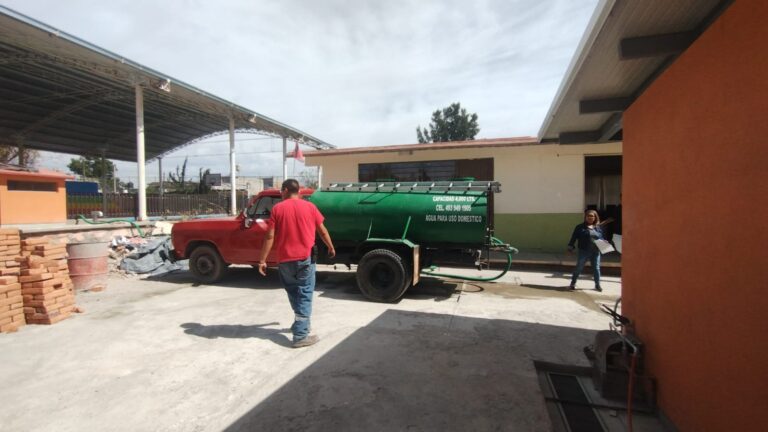 Padecen escuelas por falta de agua