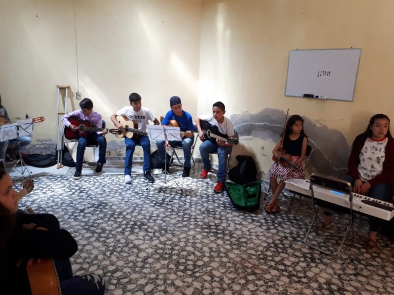 Persiste taller de música por la comunidad