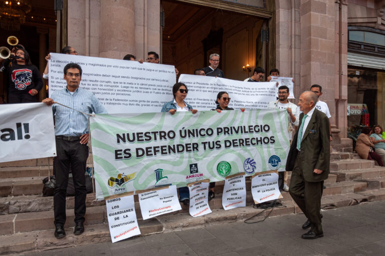 Protestan en foro de reforma judicial