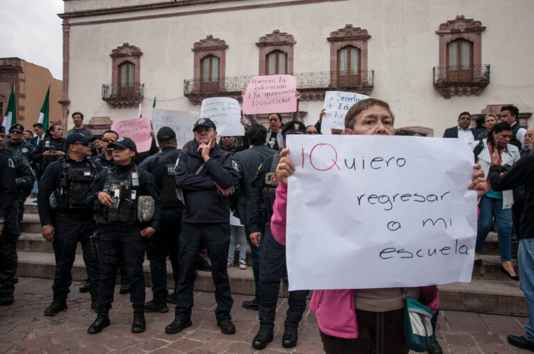 Protestan para exigir nueva escuela