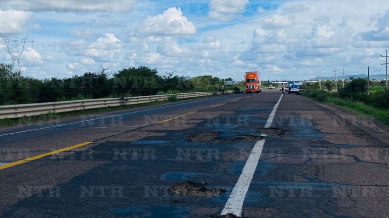 Sufre hombre accidente vehícular por mal estado carretero