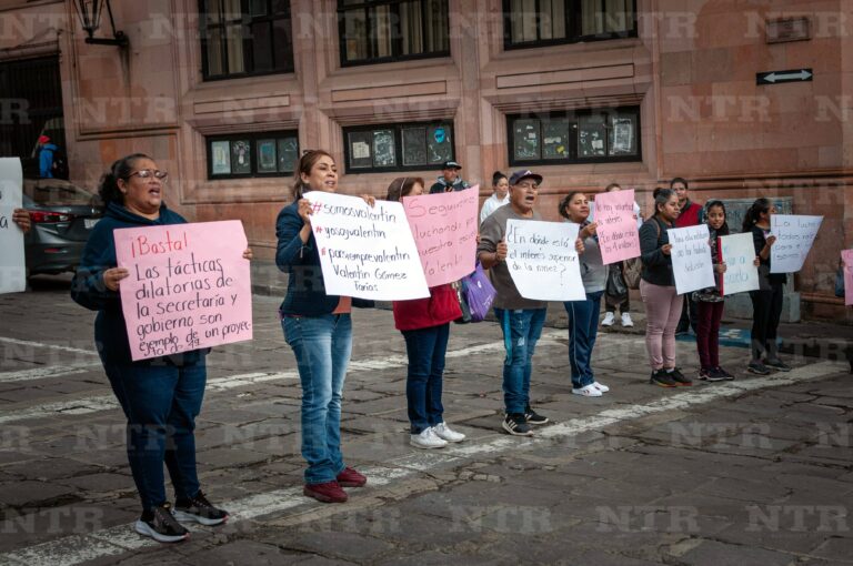 Se manifiestan padres y maestros de la Valentín Gómez Farías