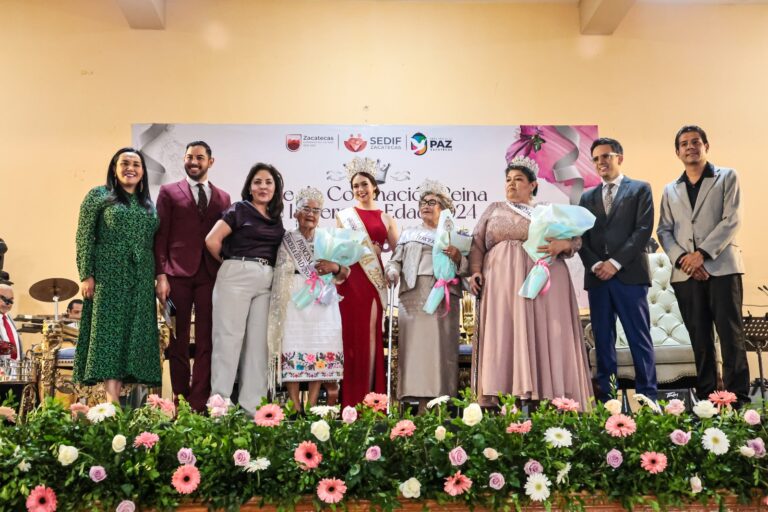 Coronan a Ana María l como Reina de Tercera Edad 2024