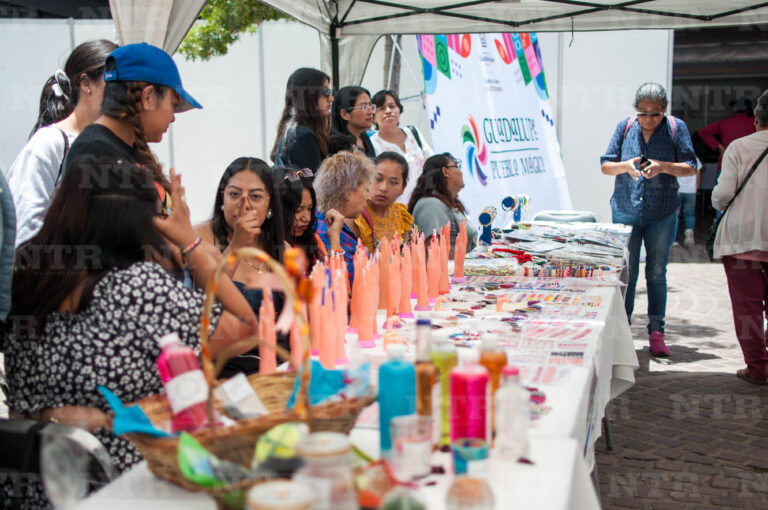 Realizan feria del empleo a favor de los jóvenes