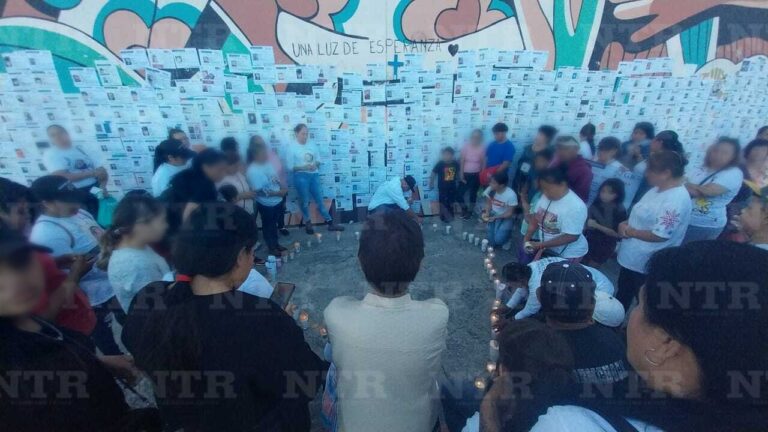 Se manifiestan familiares de desaparecidos en explanada de Fenafre