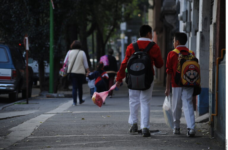 Caen gasto educativo, matrícula, pruebas…