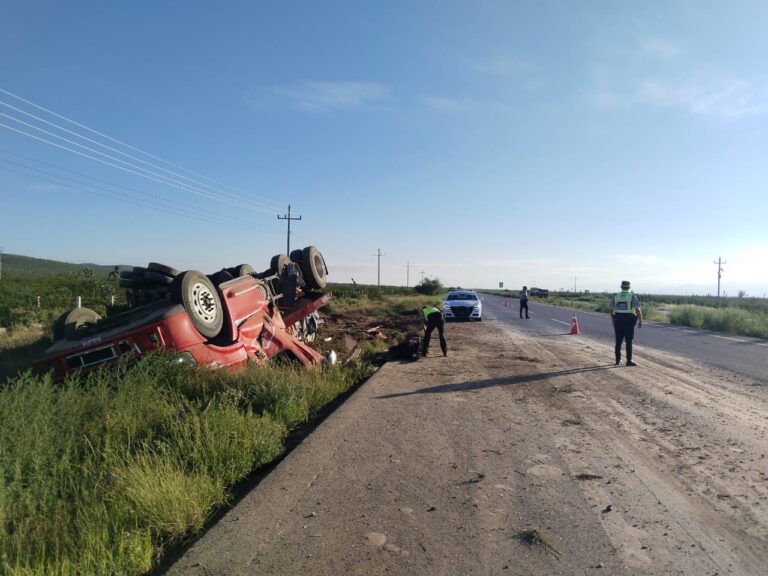 Vuelca tractocamión cargado de rollos de acero