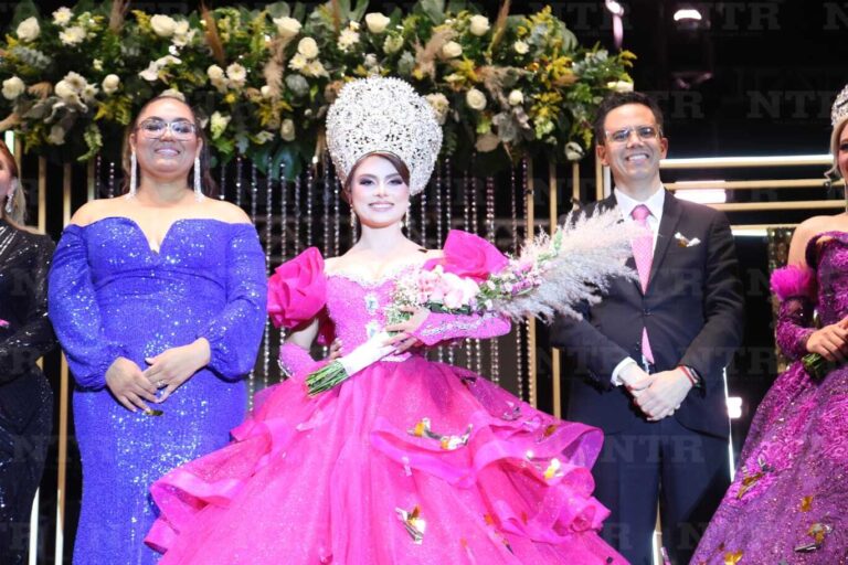 Coronan a Alejandrina como reina de Fenafre 2024