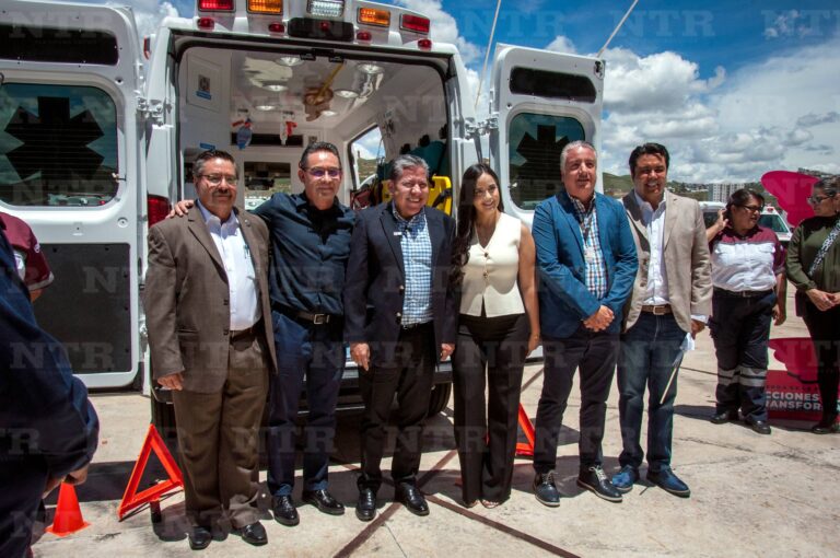 Recibe gobierno 30 ambulancias y equipo