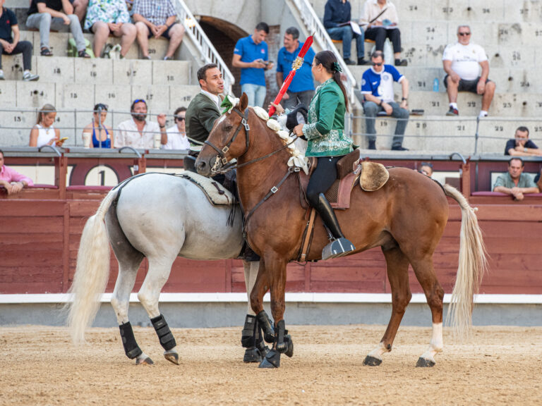 Duarte Fernandes pasea un trofeo