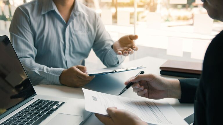 Impulsan la contratación de profesionistas