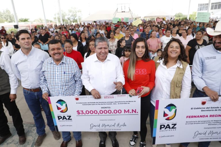 Entregan becas de autoempleo a 640 personas en municipios