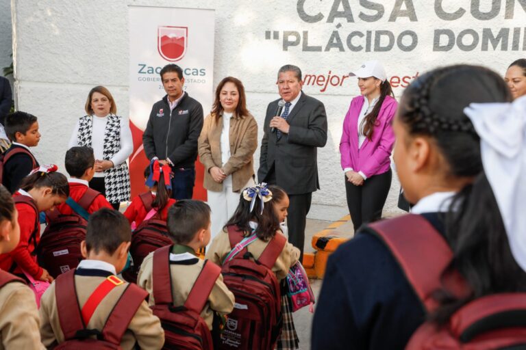 Inician clases con falta de maestros
