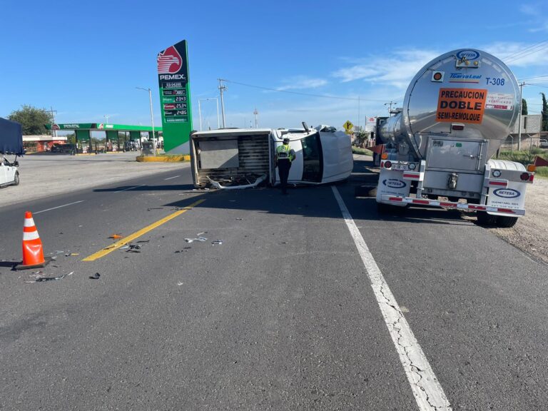 Chocan camioneta y camión cisterna en Juan Aldama