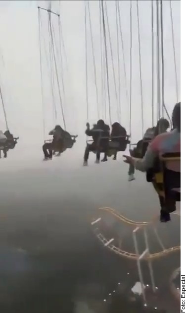 Quedan atrapados en juego mecánico por lluvia