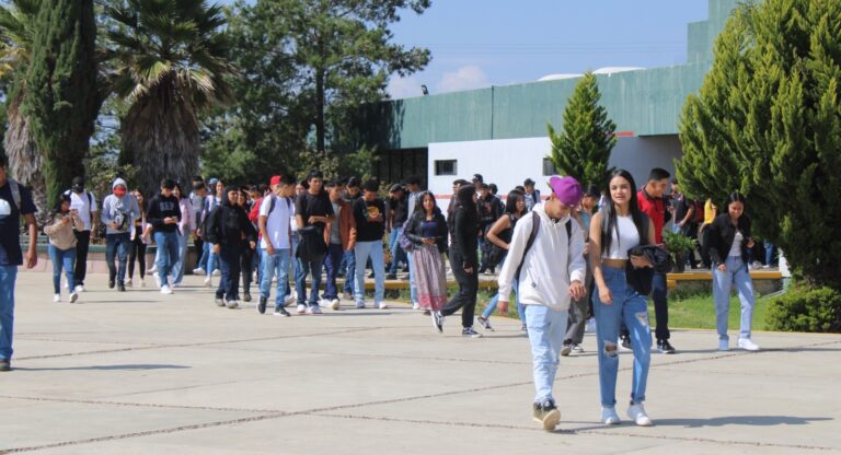 Reciben a 700 alumnos nuevos en la Utzac