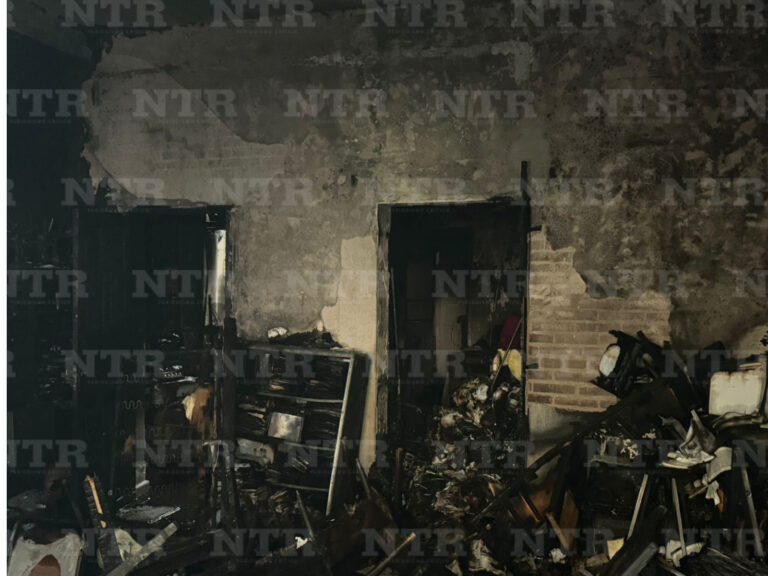 Se incendia casa en capital; policías rescatan a mujer mayor