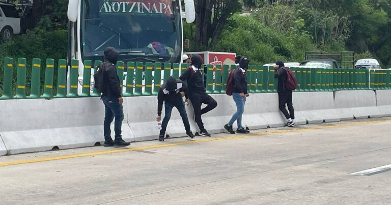 Se roban normalistas 6 vehículos del Bienestar tras protesta