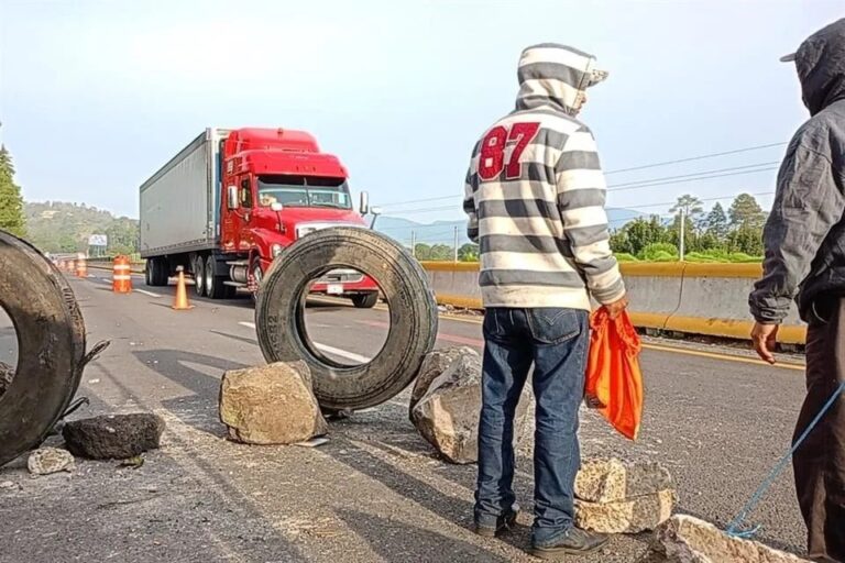 Suma cuarto día protesta de ejidatarios en México-Puebla
