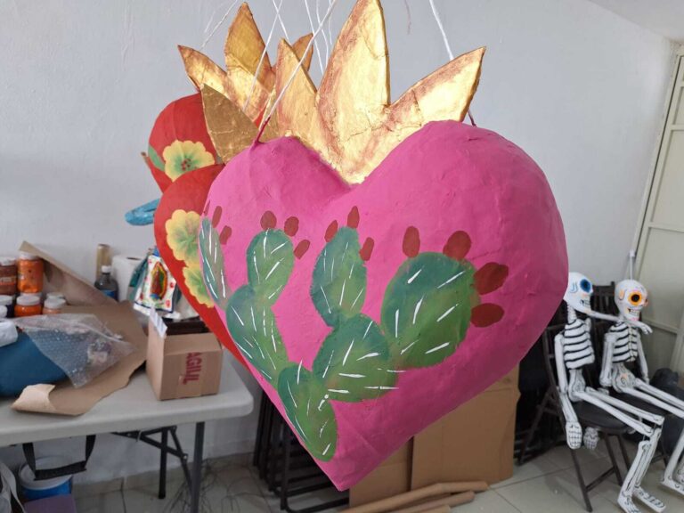 Taller de cartonería crea adornos para la capital