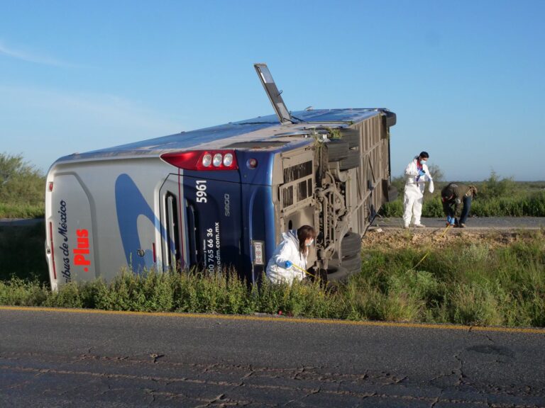 Trágica volcadura en carretera 54