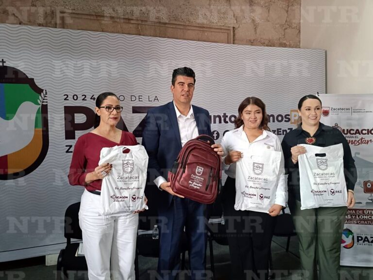 Entregan paquetes escolares por tercer año