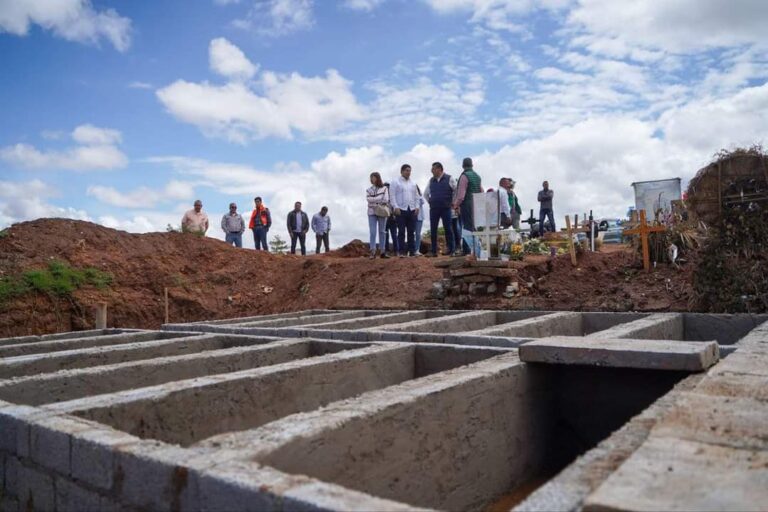 Verifican construcción de gavetas en panteón “Jardínes Del Recuerdo”